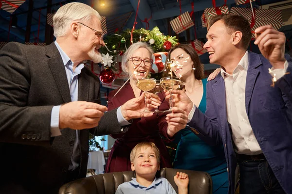 Famiglia Divertendosi Con Scintille Che Tengono Bicchieri Champagne Che Festeggiano — Foto Stock
