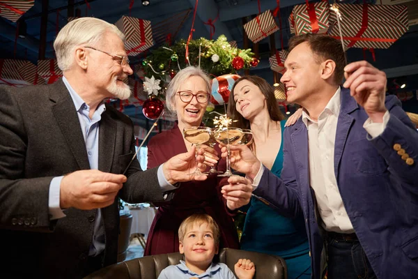 Grupo Familiar Multigeracional Que Celebra Natal Ano Novo Restaurante Com — Fotografia de Stock