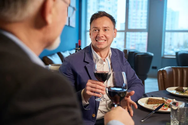 Joven Sonriente Restaurante Bebiendo Vino Con Hombre Irreconocible Disfrutando Celebración —  Fotos de Stock