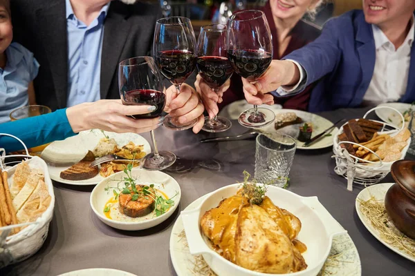 Onherkenbare Mensenhanden Met Klinkende Glazen Kerstfeest Tijdens Feestelijk Diner Restaurant — Stockfoto