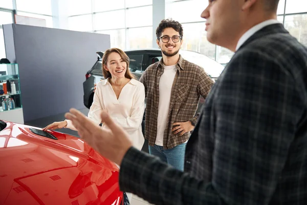 Cheerful Man Woman Choosing New Car Having Consultation Salesman Dealership — Stock Photo, Image