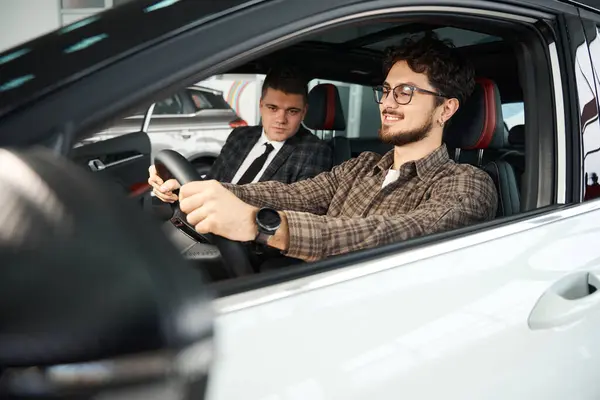 Smiling Man Choosing New Car Professional Salesman Sitting Auto Discussing — Stock Photo, Image