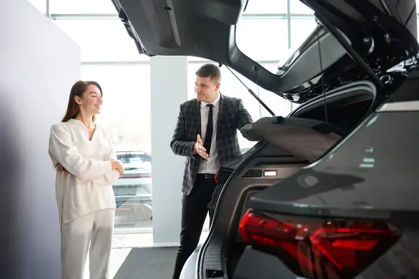 Dealership Manager Talking Woman Customer Choosing New Car Automobile Salon — Stock Photo, Image