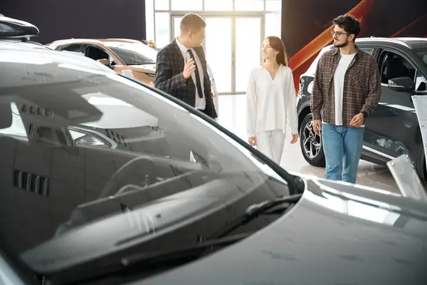 Man Giving Recommendation Happy Family Customers Buying Car Dealership Center — Stock Photo, Image