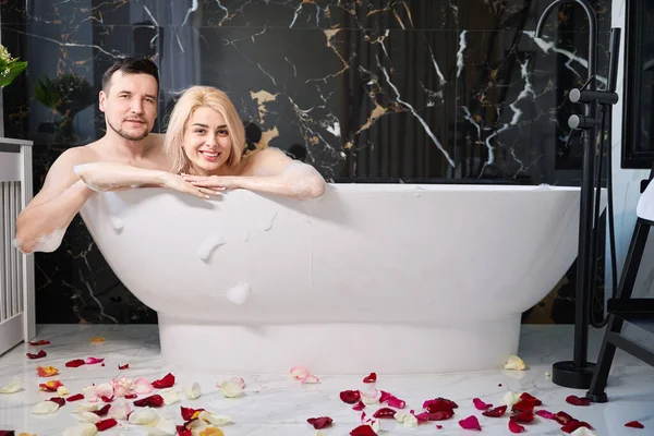 Newlyweds Soak Bathtub Floor Decorated Rose Petals — Photo