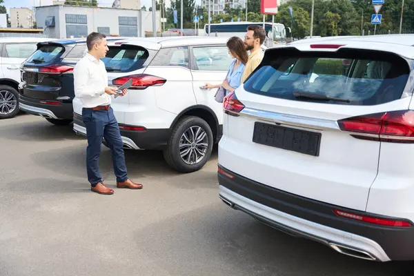 People Choose Car Yard Car Dealership Consultant Helps Them — Fotografia de Stock