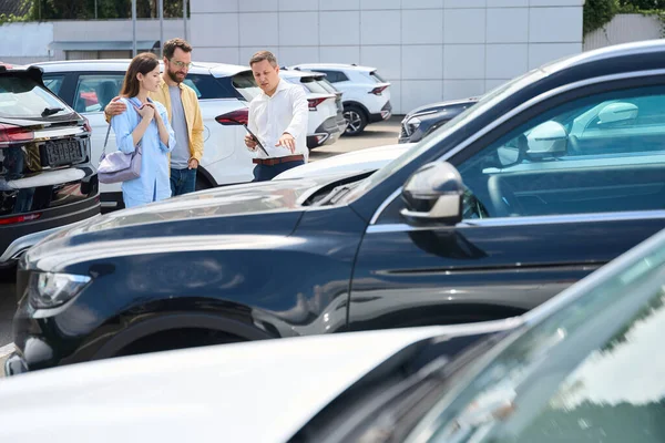 Couple Chooses Car Yard Car Dealership Consultant Helps Them — Stock Photo, Image