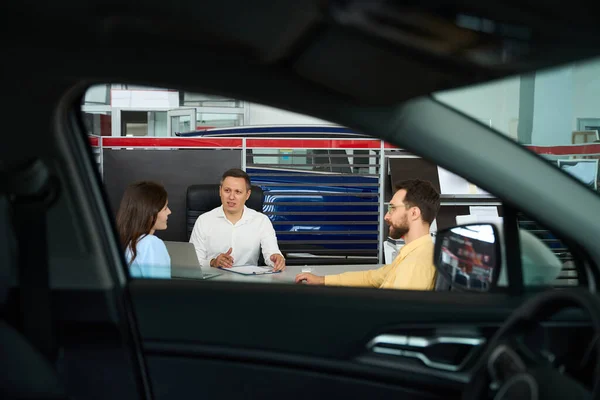 Consultant Communicates Clients Office Area Car Dealership People Sitting Table — Foto Stock