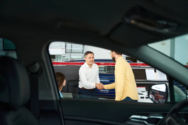 Manager Greets Client Office Area Car Dealership Buyers Wife Sitting — Stockfoto