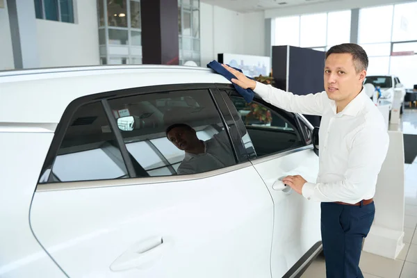 Man Office Clothes Wipes Body Car Works Car Dealership — Foto de Stock