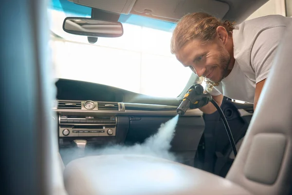 Man Cleans Front Seat Car Steam Generator Does Interior Detailing — Fotografia de Stock