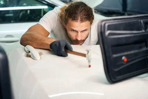 Guy Smoothes Out Dents Door White Car Uses Special Straightening — Stock Photo, Image
