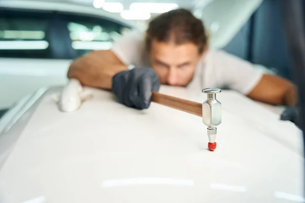 Guy Smoothes Out Dents Door White Car Uses Special Straightening — Fotografia de Stock