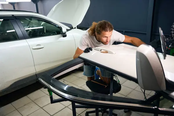 Specialist Levels Out Dents Door White Car Uses Powerful Lamp — Stock Photo, Image