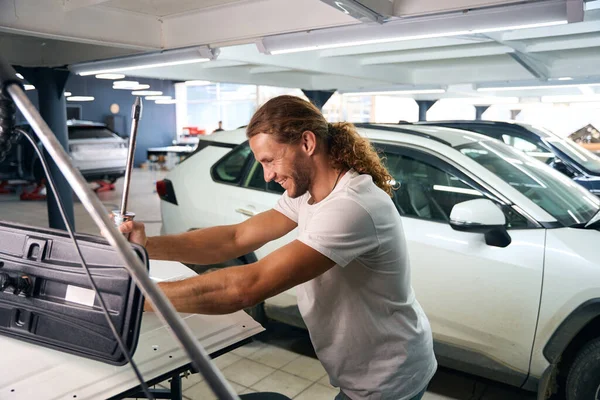 Male Working Straightening White Car Uses Special Gadgets — Stock Photo, Image