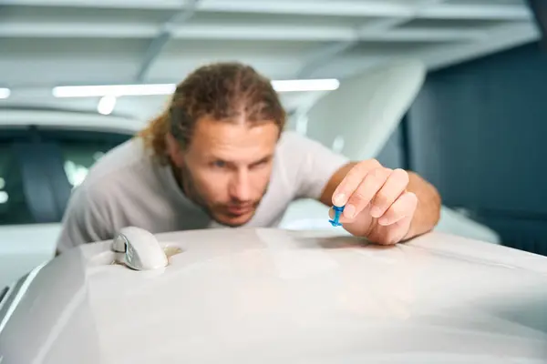 Man Repairs Door White Car Uses Special Gadgets — Stock fotografie