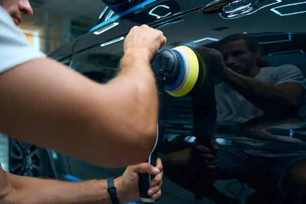 Guy Muscular Arms Polishes Car Doors Grinder Works Car Repair — Stock Photo, Image