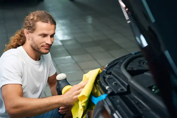 Mechanic Car Repair Shop Polishes Headlights Car Uses Soft Yellow — Stock fotografie