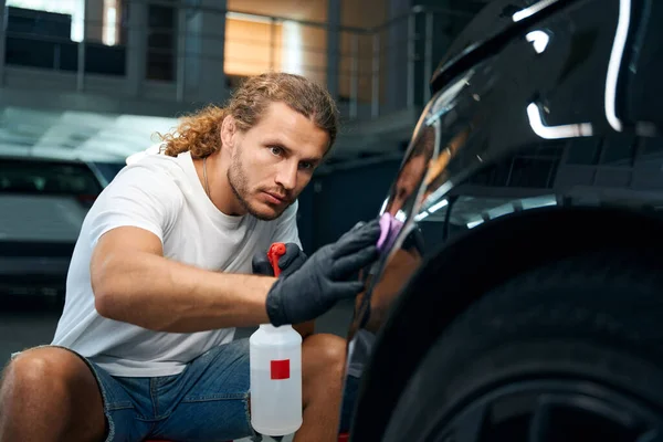 Master Uses Special Clay Spray Gun Man Provides Car Detailing — Stockfoto