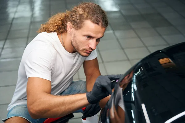 Guy Car Repair Shop Uses Special Clay Spray Bottle His — Stock Photo, Image