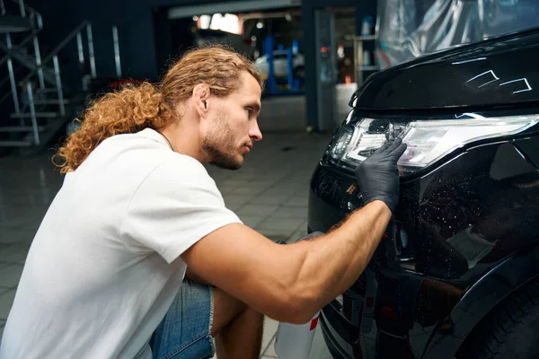 Guy Works Car Repair Shop Detailing Black Car Uses Protective — Fotografia de Stock
