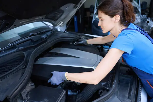 Auto Mechanik Pracuje Pod Maską Nowoczesnego Samochodu Kobieta Niebieskim Mundurze — Zdjęcie stockowe