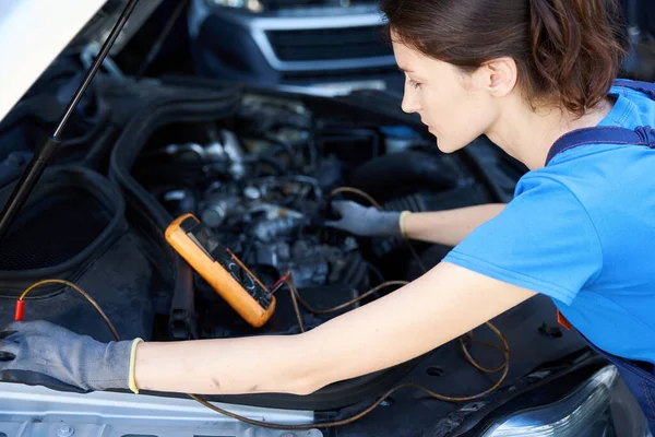 Woman Performs Car Battery Voltage Test She Wearing Overalls — Stock Photo, Image