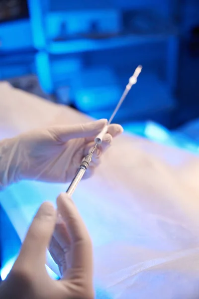 ぼやけた生殖クリニックでの胚移植にシリンジを使用した医師の手の選択的な焦点 エンベロジーとバイオテクノロジー — ストック写真