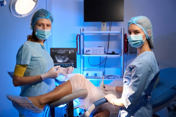Doctora Enfermera Preparando Mujer Embarazada Para Fertilización Artificial Clínica Reproductiva — Foto de Stock