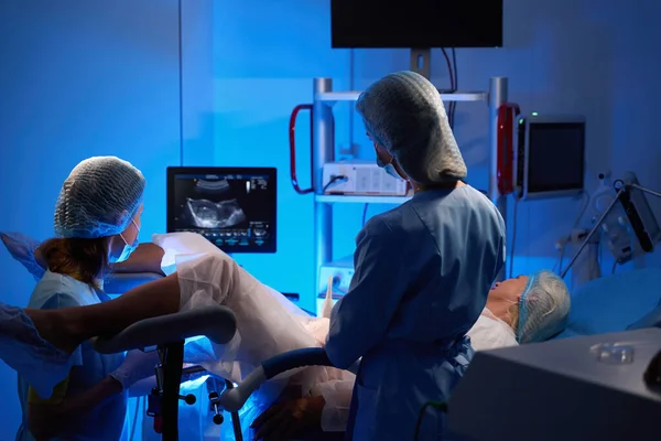 Femmina Medico Infermiere Che Fecondazione Artificiale Paziente Donna Clinica Riproduttiva — Foto Stock