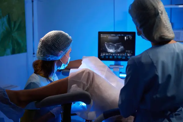 女性の生殖クリニックで人工受精を行っている女性病院スタッフ エンベロジーとバイオテクノロジー — ストック写真