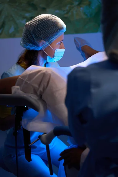 生殖クリニックで作られた女性患者に人工受精を行う女性医師 エンベロジーとバイオテクノロジー — ストック写真