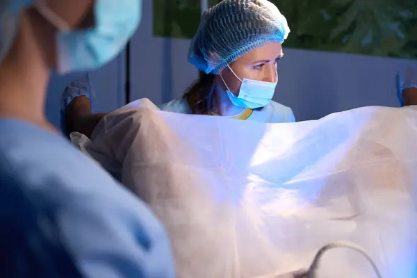 女性医師と看護師は 生殖クリニックで部分的な女性患者の胚移植を行っています エンベロジーとバイオテクノロジー — ストック写真