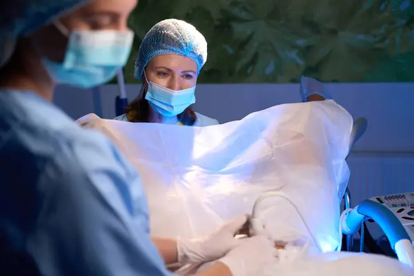 Médecin Infirmière Effectuant Transfert Embryons Pour Une Patiente Partielle Clinique — Photo