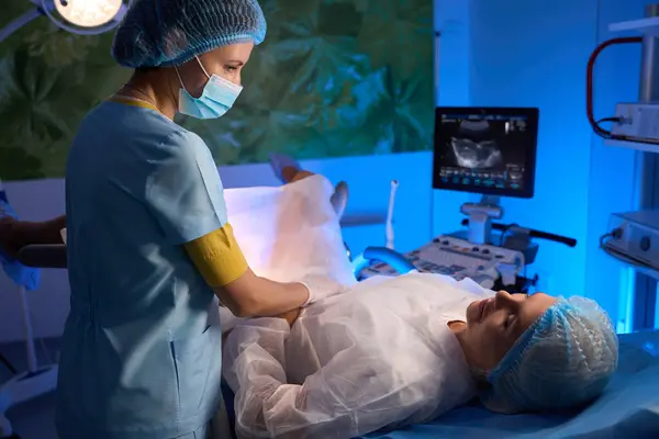 Doctora Examinando Una Paciente Con Equipo Ultrasonido Clínica Reproductiva Concepto — Foto de Stock