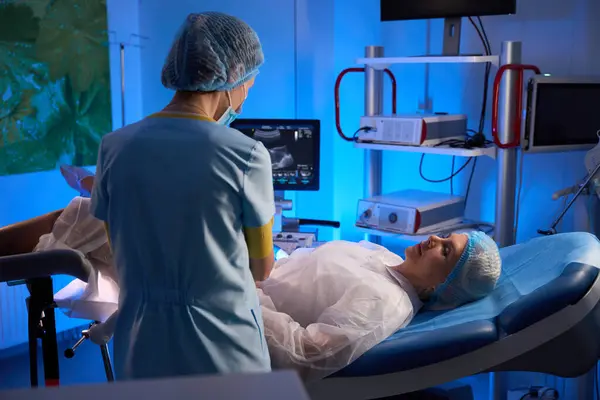 ヨーロッパの女性患者を 生殖クリニックで超音波装置で検査する女性医師 妊娠と出産の概念について — ストック写真