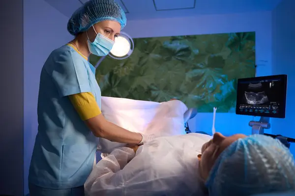Kvinnlig Läkare Undersöker Kvinnlig Patient Ultraljudsutrustning Och Tittar Henne Reproduktiva — Stockfoto