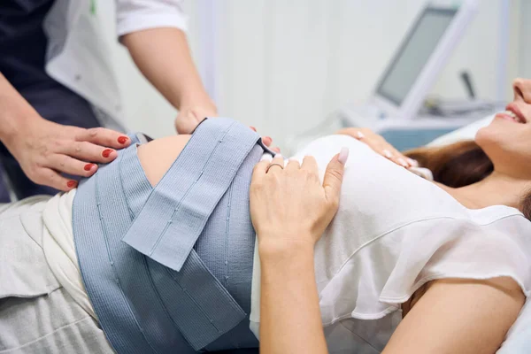 部分女妇科医生正在为临床上的卵巢癌准备面带微笑的孕妇的腹部 怀孕检查的概念 — 图库照片