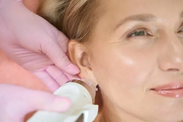 Nahaufnahme Einer Beschnittenen Kosmetikerin Die Mikroneedle Lifting Der Ohrenhaut Mit — Stockfoto