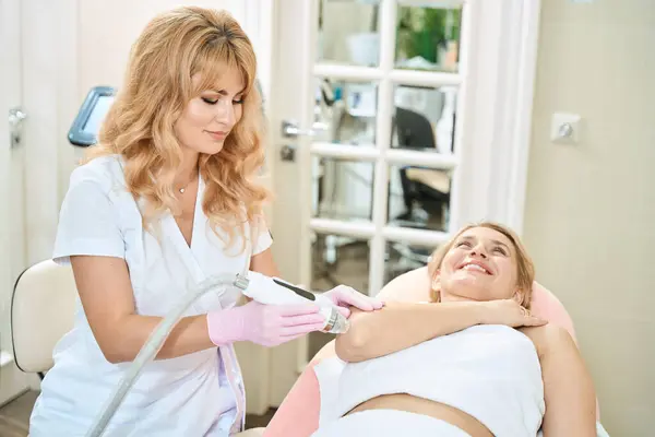 Female European Beautician Doing Microneedle Lifting Elbow Skin Ipl Photorejuvenation — Stock Photo, Image