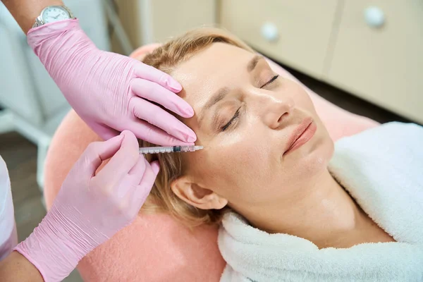 Kısmi Kadın Kozmetik Uzmanı Bulanık Güzellik Salonunda Gözleri Kapalı Yetişkin — Stok fotoğraf