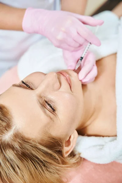 Przycięte Kobiety Kosmetolog Robi Wstrzyknięcie Aging Strzykawką Dorosłej Białej Kobiety — Zdjęcie stockowe