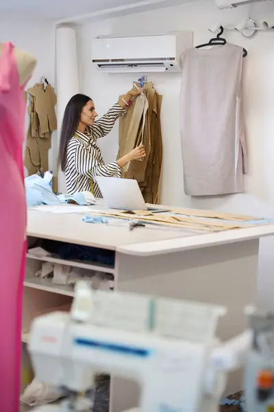 Junge Brünette Arbeitsplatz Schneidetisch Eine Frau Wählt Ein Muster Für — Stockfoto