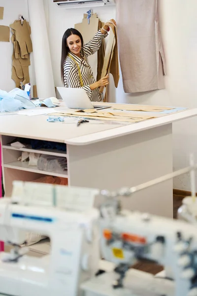 Craftswoman Seu Local Trabalho Estúdio Costura Seu Trabalho Ela Usa — Fotografia de Stock