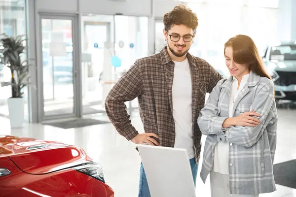 Pasangan Bahagia Membeli Mobil Pameran Mobil Atau Salon Yang Berdiri — Stok Foto