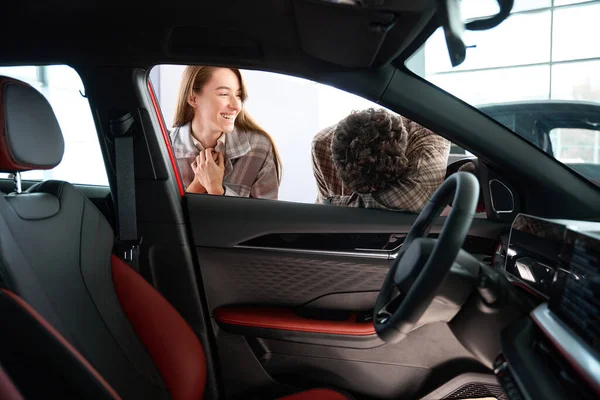 Laughing Woman Man Looking Automobile Choosing Car Dealership Having Fun — Stock Photo, Image