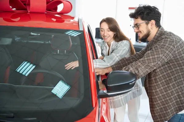 Alegre Homem Feliz Mulher Escolhendo Carro Novo Concessionária Automóveis Comprar — Fotografia de Stock