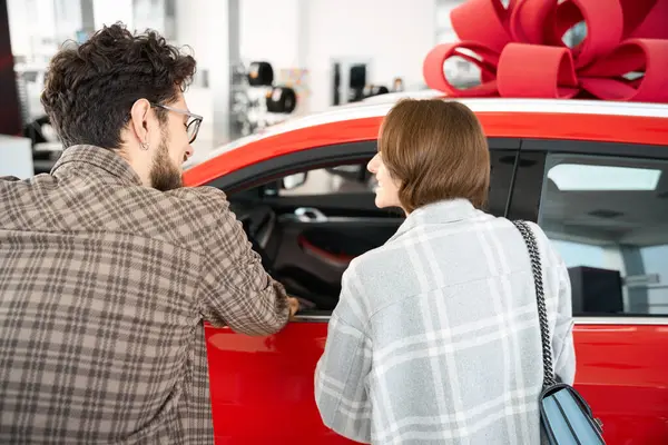 Back View Man Woman Standing Car Dealership Choosing Auto Buy — Stock Photo, Image