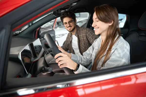 Happy Man Woman Customers Buying New Car Testing Modern Model — Stock Photo, Image
