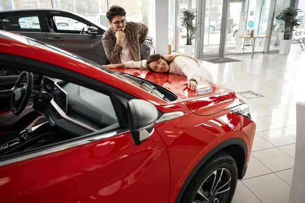 Cheerful Couple Buying New Car Woman Embracing Automobile Enjoying Good — Stock Photo, Image